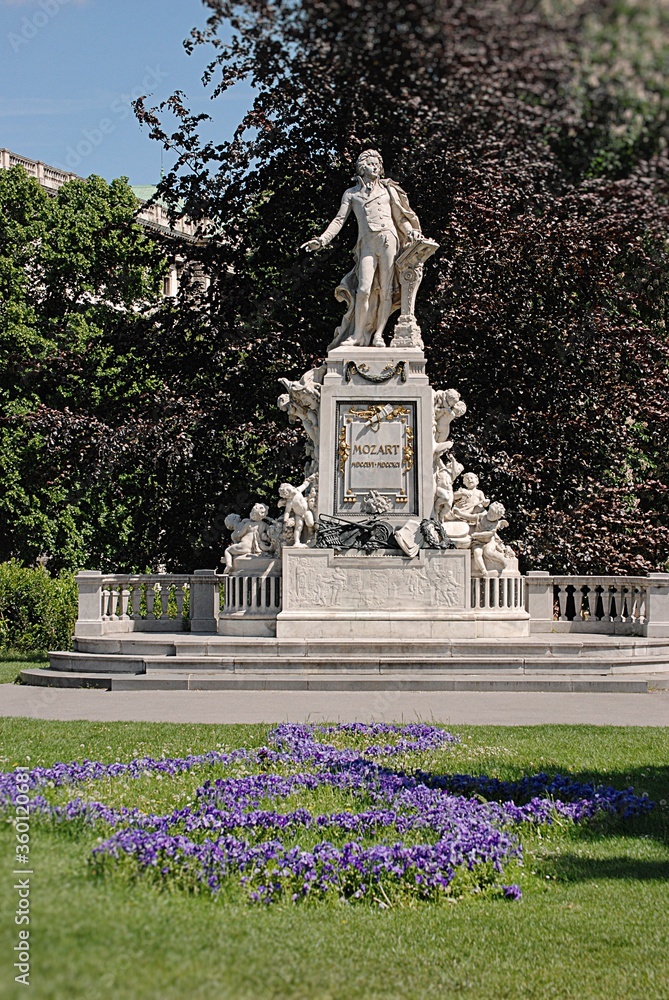 Das Mozart Denkmal im Burggarten in Wien.