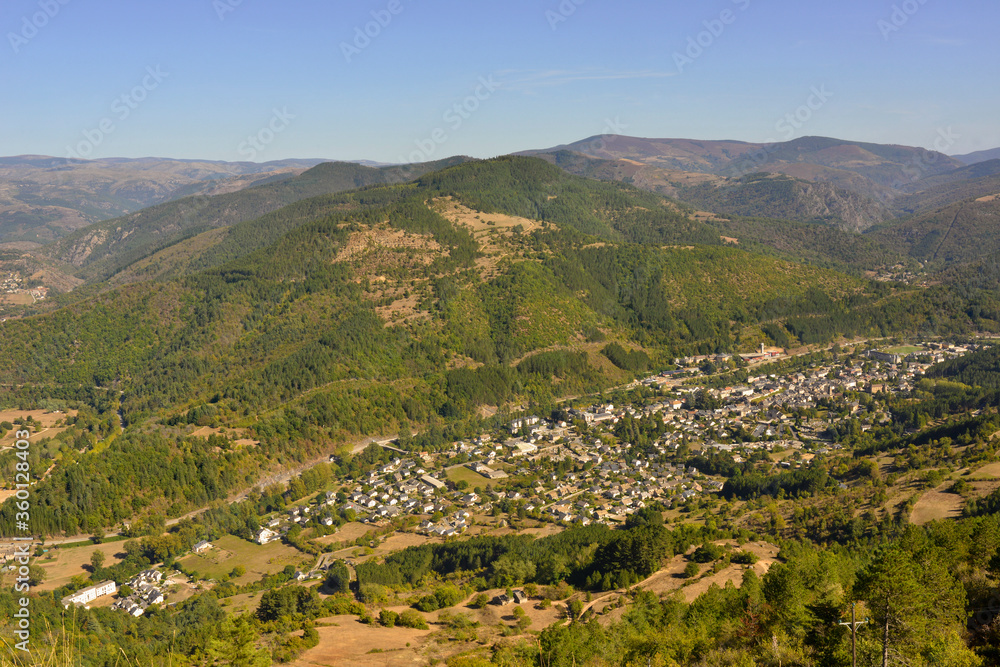 Fototapeta premium Najac (12270) plongé dans la vallée de l'Aveyron, Aveyron en Occitanie, France