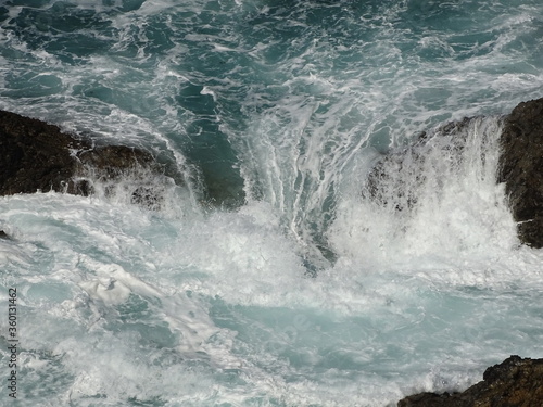 Valokuva MAR BRAVÍO. ESPUMA DE MAR ENTRE LAS ROCAS.