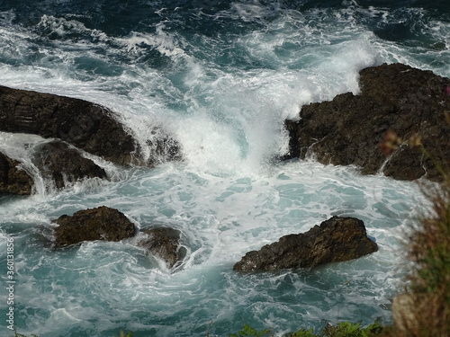 Valokuva MAR BRAVÍO. ESPUMA DE MAR ENTRE LAS ROCAS.