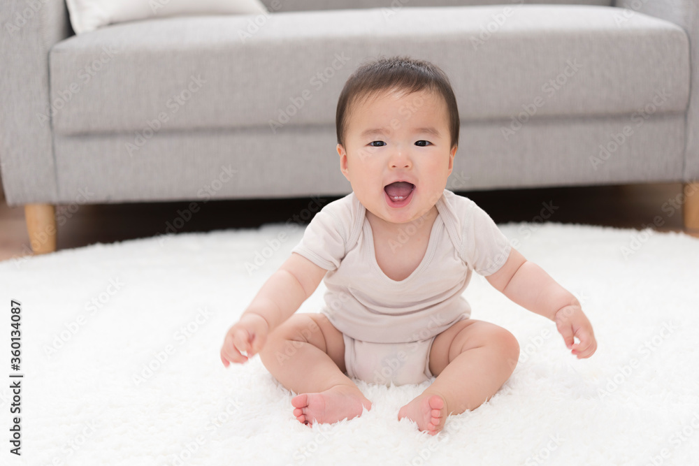 お座りする赤ちゃん