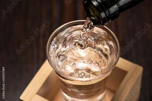 Foto 日本酒の盛りこぼし（もっきり）