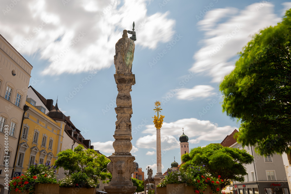 Straubing in Niederbayern, Ortskern Theresienplatz und Stadtturm im Sommer bei blauem Himmel