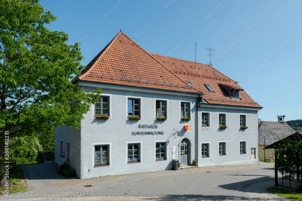 Rathaus und Kirchplatz im Ortskern von Sankt Englmar im Bayerischen Wald in der Oberpfalz in Bayern im Sommer bei blauem Himmel