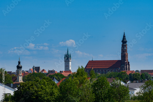   berblick   ber Straubing in Niederbayern  Ortskern Theresienplatz  Wasserturm und Stadtturm im Sommer bei blauem Himmel