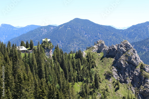 Berg Panorama mit Bäumen und Bergen