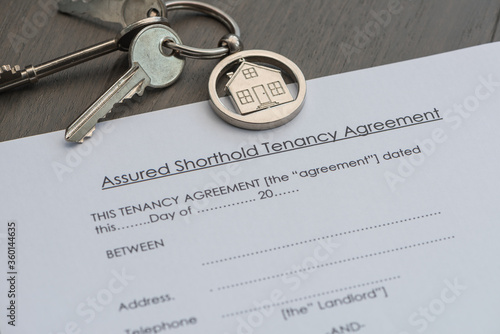 Quadro em tela Real estate rental tenancy agreement on a table with keys and house keyring
