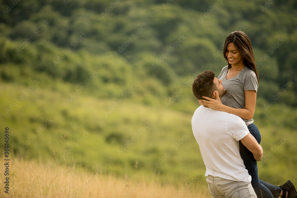 Obraz premium Pretty young couple in love outside in spring nature