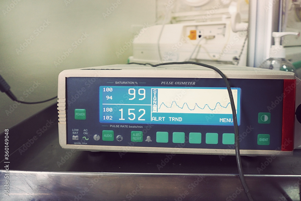 pulse oximeter machine monitoring display graph on screen pulse oximeter machine monitoring display graph on screen