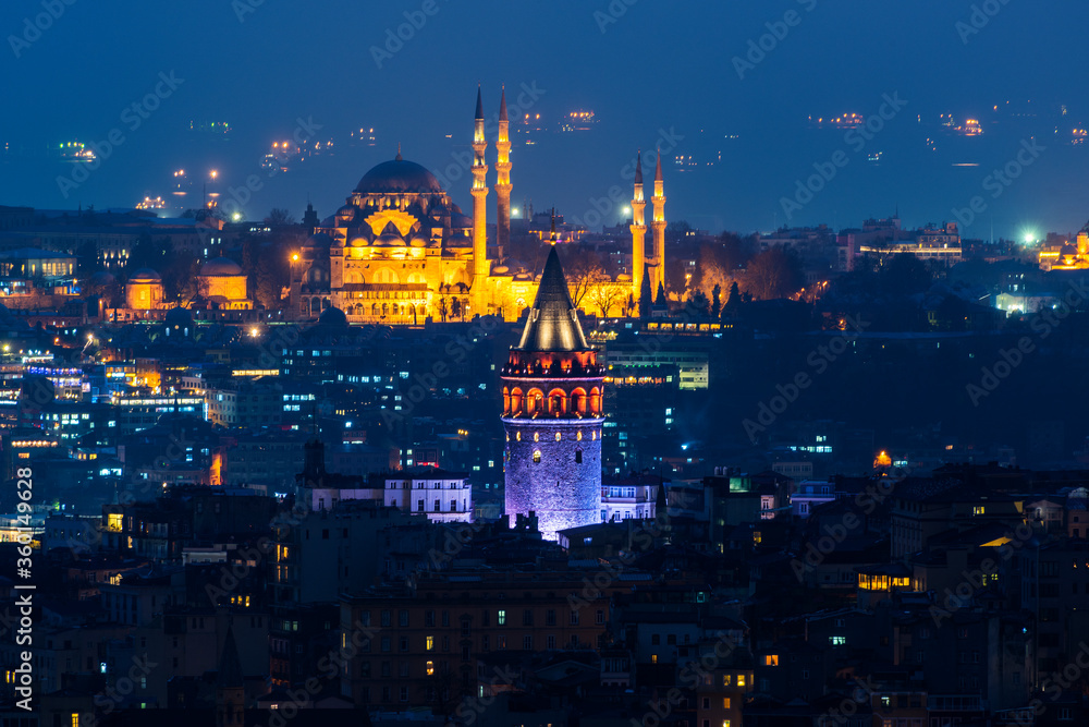 Fototapeta premium Galata Tower and Suleymaniye Mosque at night in Istanbul, Turkey.