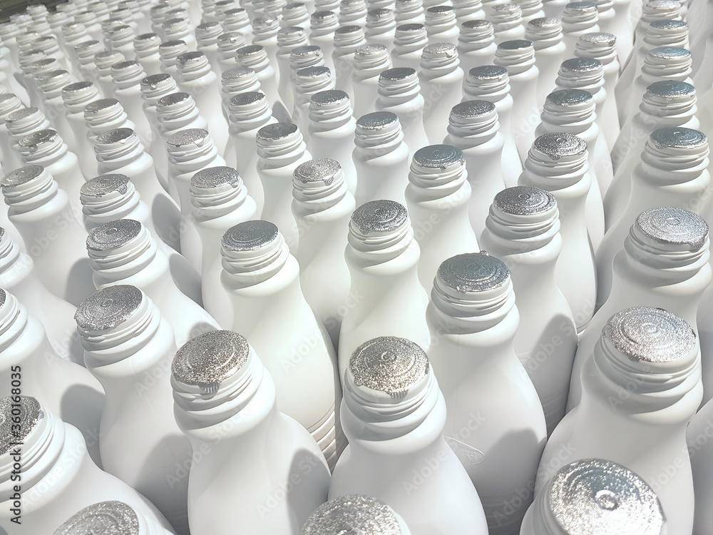 Obraz premium many white plastic bottles lined up