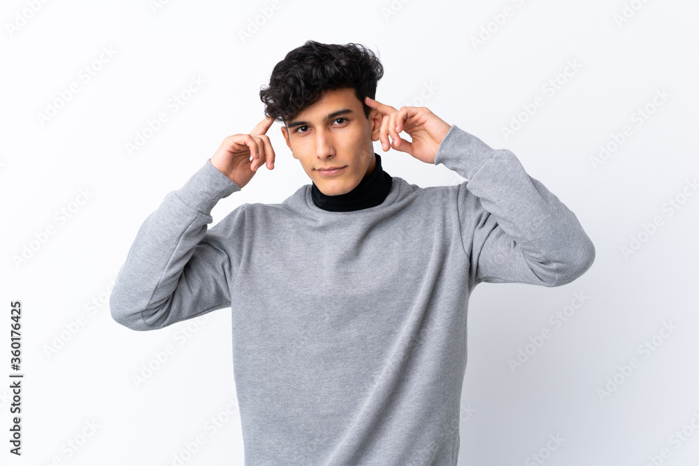 Fototapeta premium Young Argentinian man over isolated white background having doubts and thinking