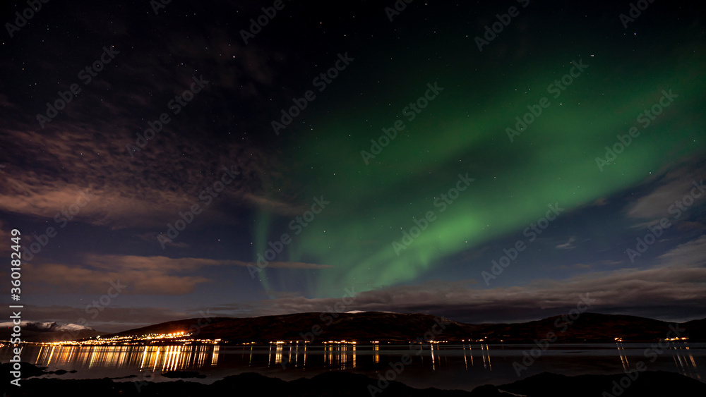 Polarlichter (aurora borealis) über Tromsö, Finnmark, Norwegen