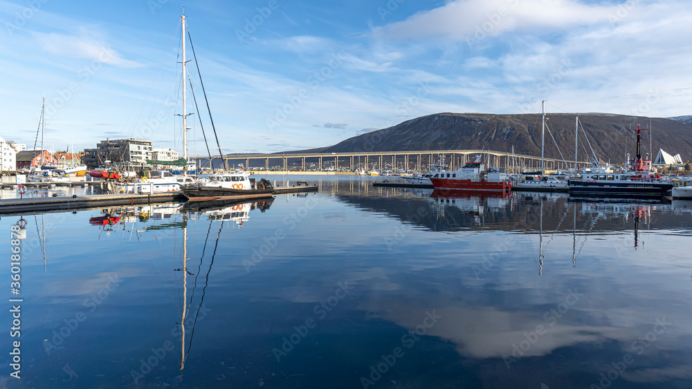Tromsö Hafen mit der Brücke im Hintergrund, Finnmark, Norwegen Tromsö Hafen mit der Brücke im Hintergrund, Finnmark, Norwegen