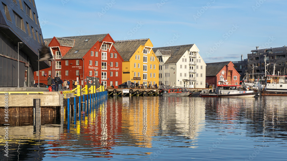 Fototapeta premium Alte Kontorhäuser in Tromsö Hafen, Finnmark, Norwegen