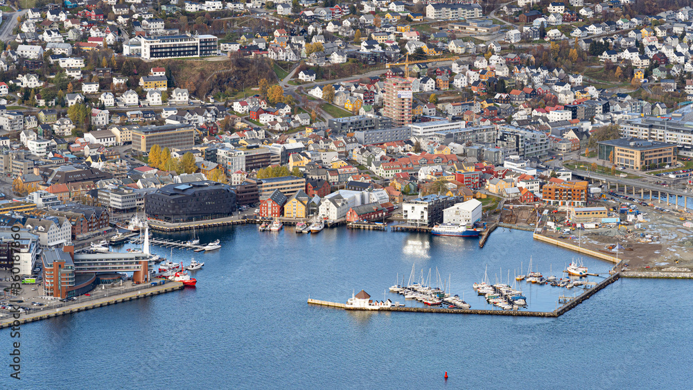 Blick auf den Hafen von Tromsö, Finnmark, Norwegen