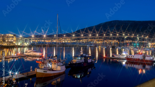 Obraz na płótnie Blaue Stunde im Hafen von Tromsö mit der Brücke, Finnmark, Norwegen