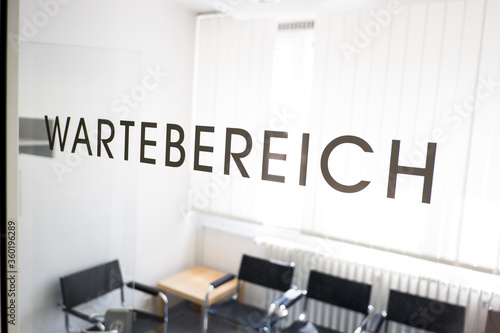 Cuadro en lienzo Tür zu dem Wartebereich für Patienten in einer Arztpraxis