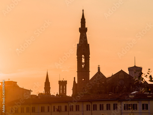 Italia, Toscana, Firenze, campanile della chiesa di Santa Croce al tramonto.