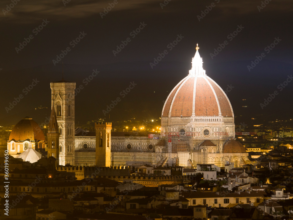 Italia, Toscana, Firenze, la cattedrale e il campanile di Giotto di notte.