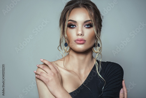 Beauty shooting with brunete model. Editorial studio gray bakground