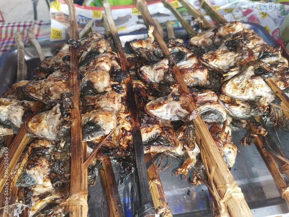 grilled frogs on the grill