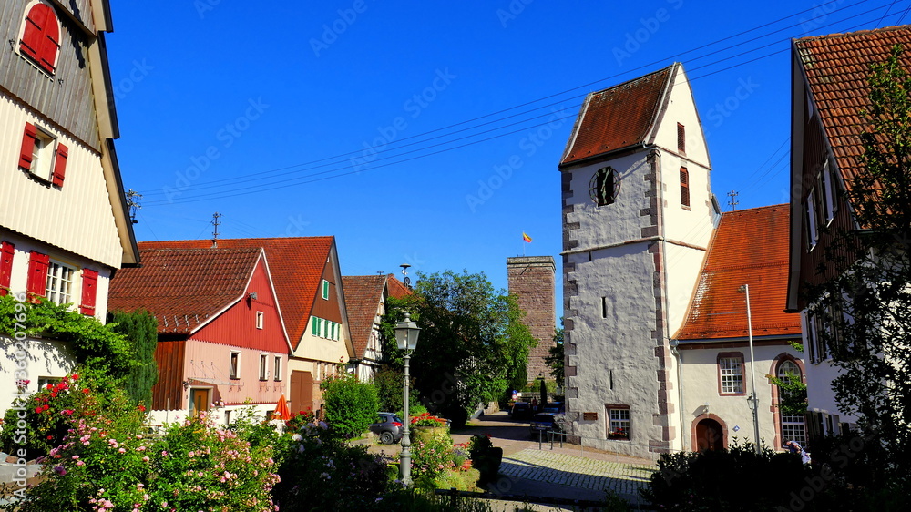 malerisches Dorf Zavelstein im Schwarzwald mit  Burg, Kirchturm und alten Häusern unter blauem Himmel