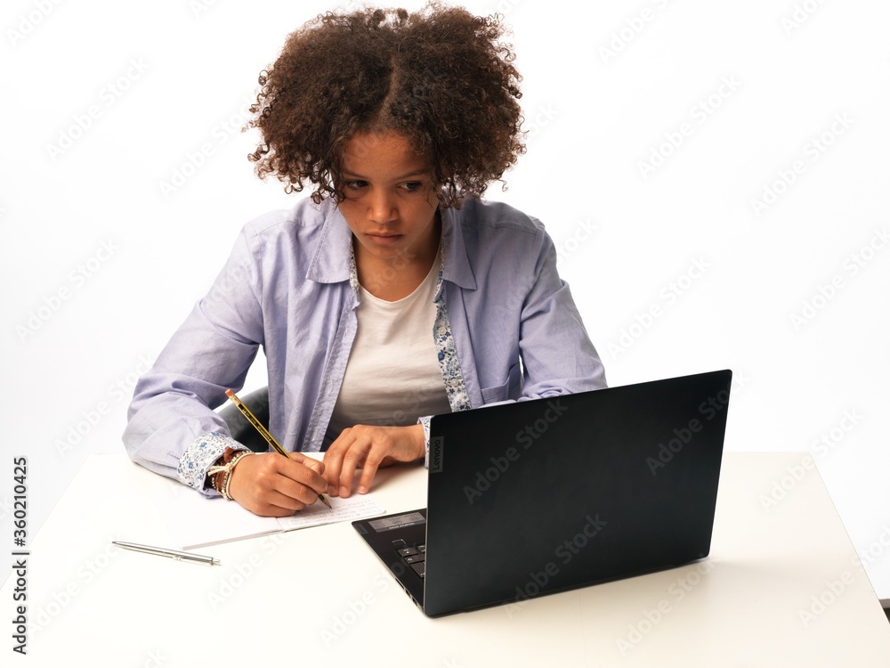 Studiare da casa davanti al computer Studiare da casa davanti al computer