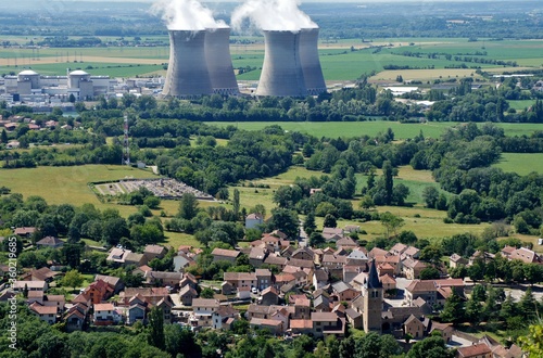 Village de Hières-sur-Amby et la centrale nucléaire du Bugey.