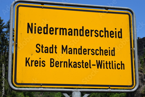 ORtsschild neben der Niederburg in Manderscheid photo