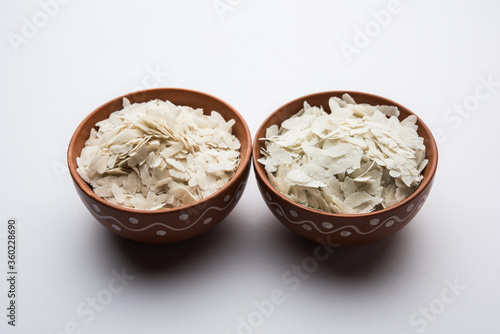 Fotografie Raw Flattened Rice or Thick or thin Rice Flakes for Namkeen Chivda snacks or Alo