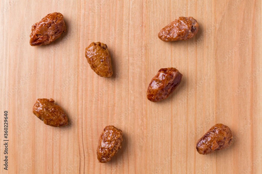 Amêndoas caramelizadas espalhadas vista de topo
Amêndoas caramelizadas espalhadas vista de topo