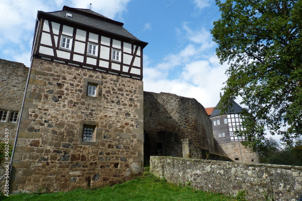 Burg Herzberg Burgmauern mit Fachwerk