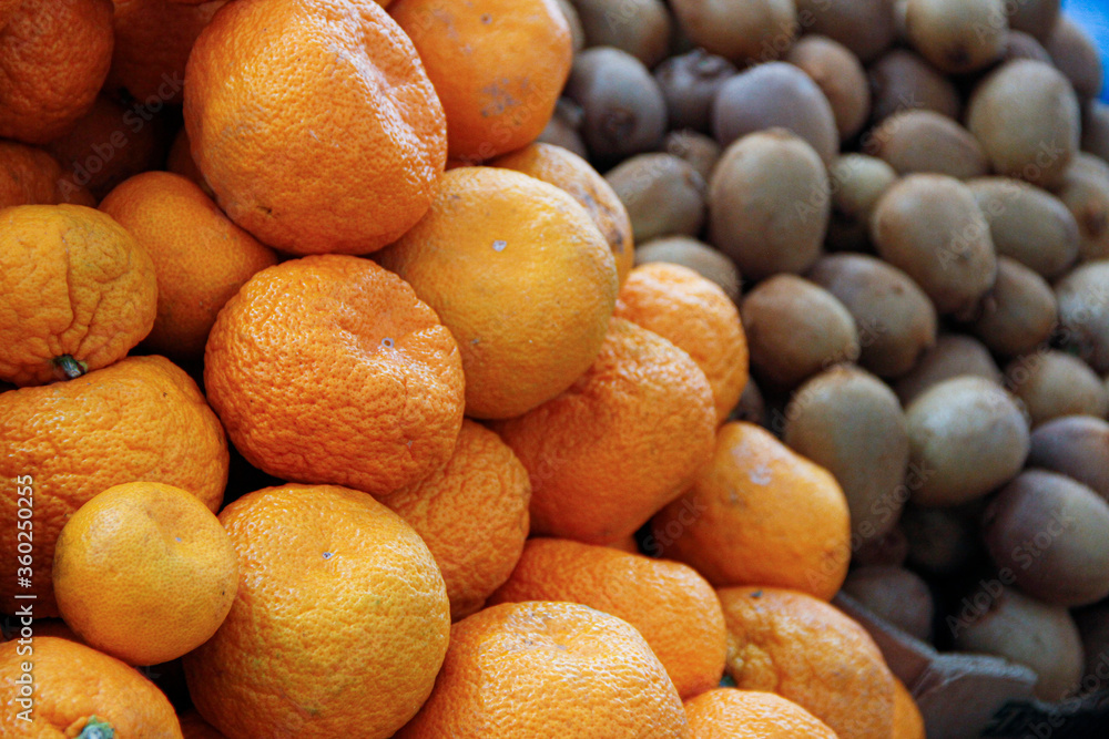 Mandarin oranges and brown kiwies in the grocery Mandarin oranges and brown kiwies in the grocery