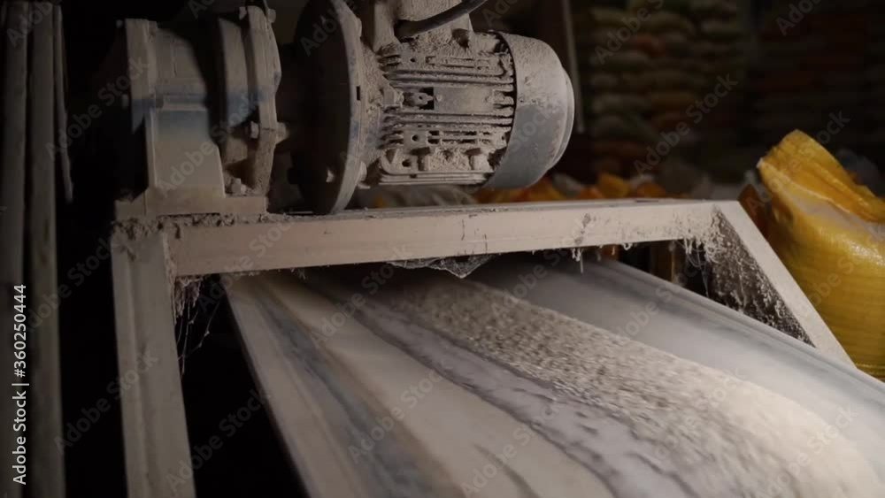 the process of transferring rice to a milling machine. the process of transferring rice to a milling machine.