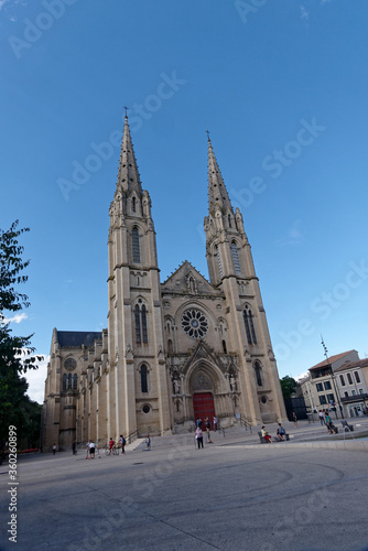 Place des Carmes et l'église Saint-Baudile de Nîmes - Gard - France