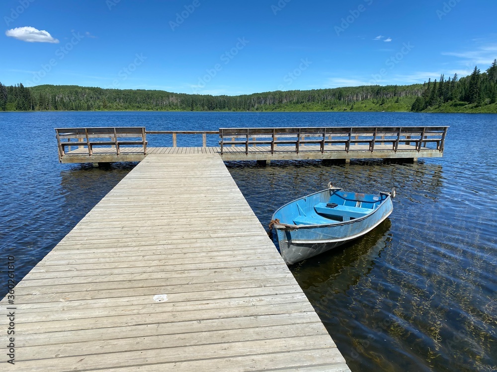 Obraz premium boat in the lake with beautfil blue sky