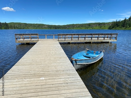 Fototapeta Naklejka Na Ścianę i Meble -  boat in the lake with beautfil blue sky