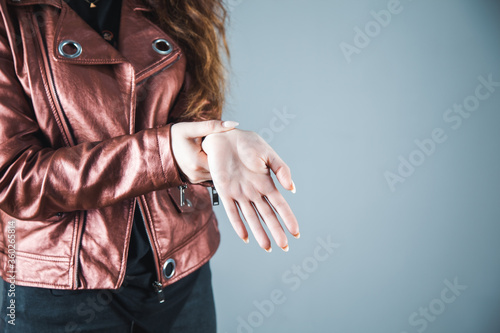 woman hand in ache hand