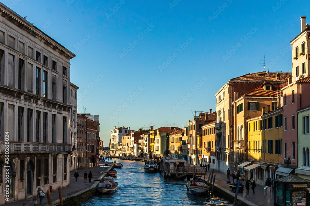 Canales de Venecia al atardecer