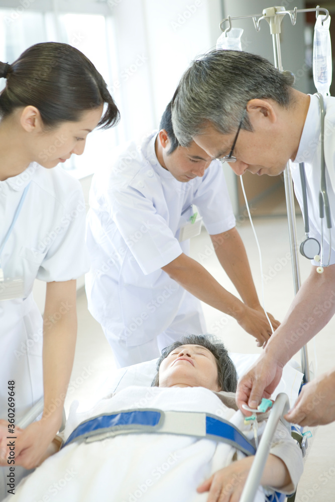 点滴の準備をする医師と看護師 点滴の準備をする医師と看護師