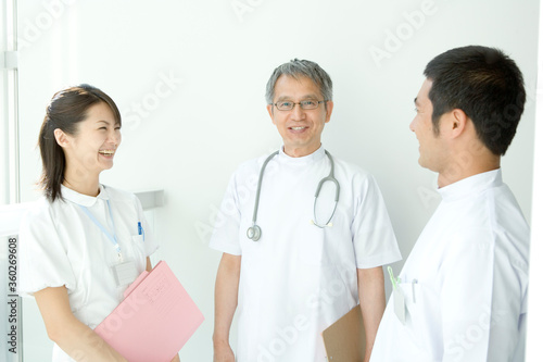 笑顔で話す看護師と医師