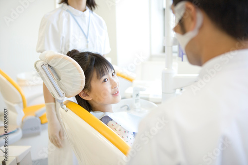 歯科医院の診察台に座る少女
