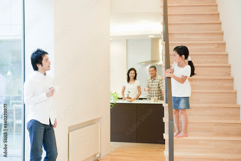 リビングでくつろぐ家族