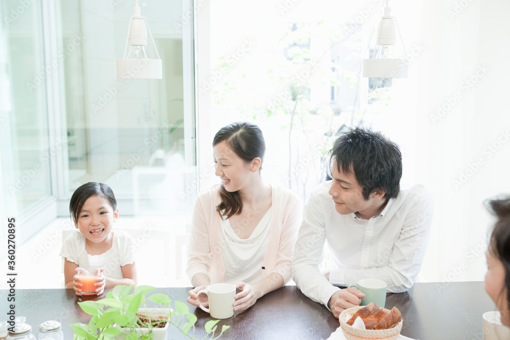 食事をする家族 食事をする家族