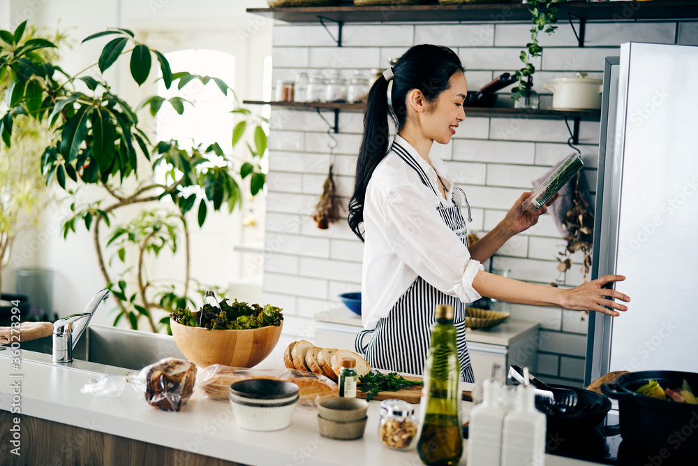 料理をする40代日本人女性stock Photo Adobe Stock 料理をする40代日本人女性stock Photo Adobe Stock