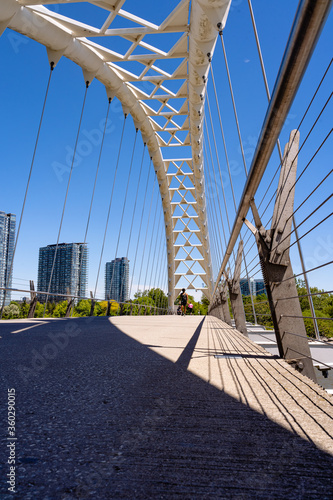View of the Humber bridge during noon in summer © VEGAtoronto