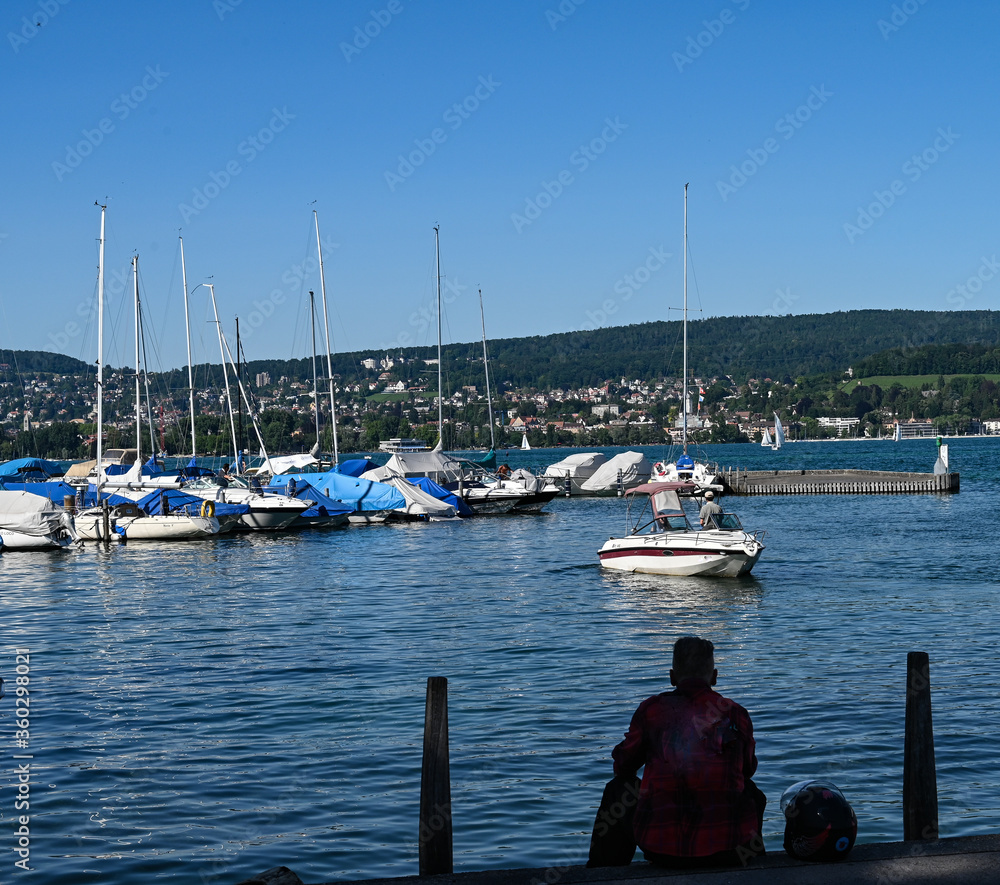 Obraz premium man on the shore waiting for his date 