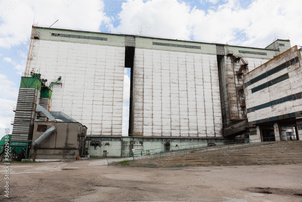 Obraz premium Farming elevator and granary