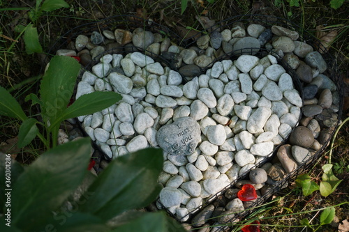 Einfaches, aber emotionales Gesteck anstatt eines Grabsteines auf dem Friedhof photo